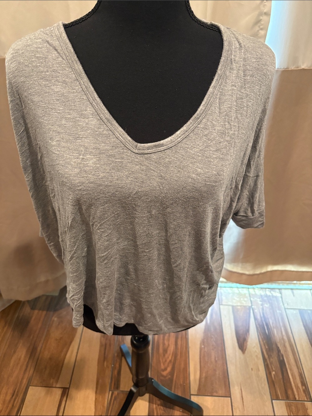 Forever 21 Light Gray Relaxed V-Neck Short Sleeve Tee